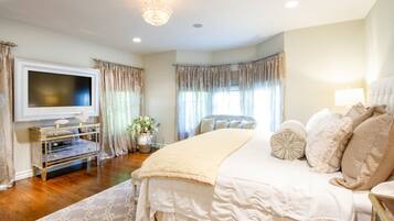 5 bedrooms, desk, iron/ironing board, free WiFi