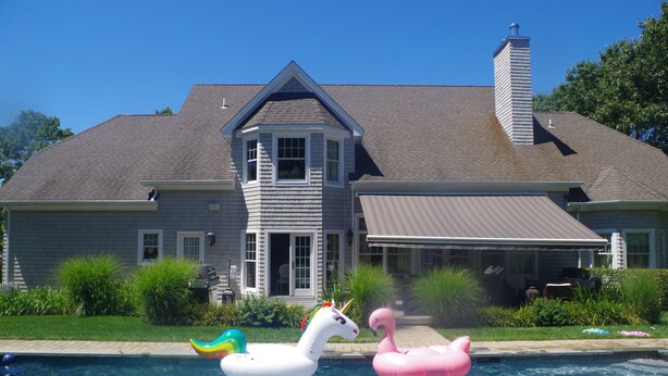 Ein Swimmingpool mit aufblasbaren Einhorn- und Flamingoboots.