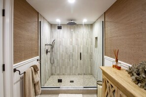 Bathtub, jetted tub, hair dryer, towels - Hampton Private Retreat - last minute offer June 23- (Southampton)