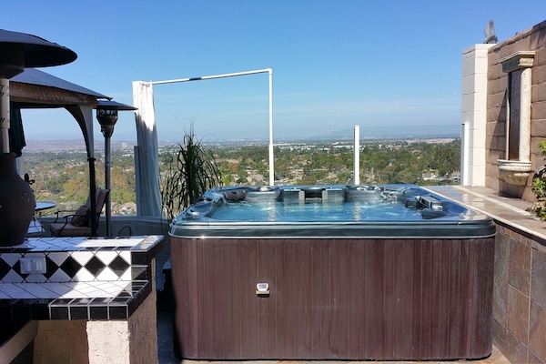 Our private clifftop jacuzzi with a view of the world!