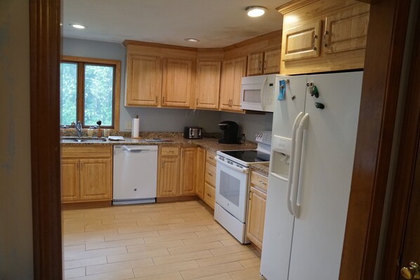 Mikrobølgeovn, kokeplater, oppvaskmaskin og kaffetrakter/tekoker