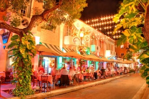 Outdoor dining - Luxury Ocean View Penthouse w/ Private Rooftop Hot Tub, Steps to Beach (Miami Beach)