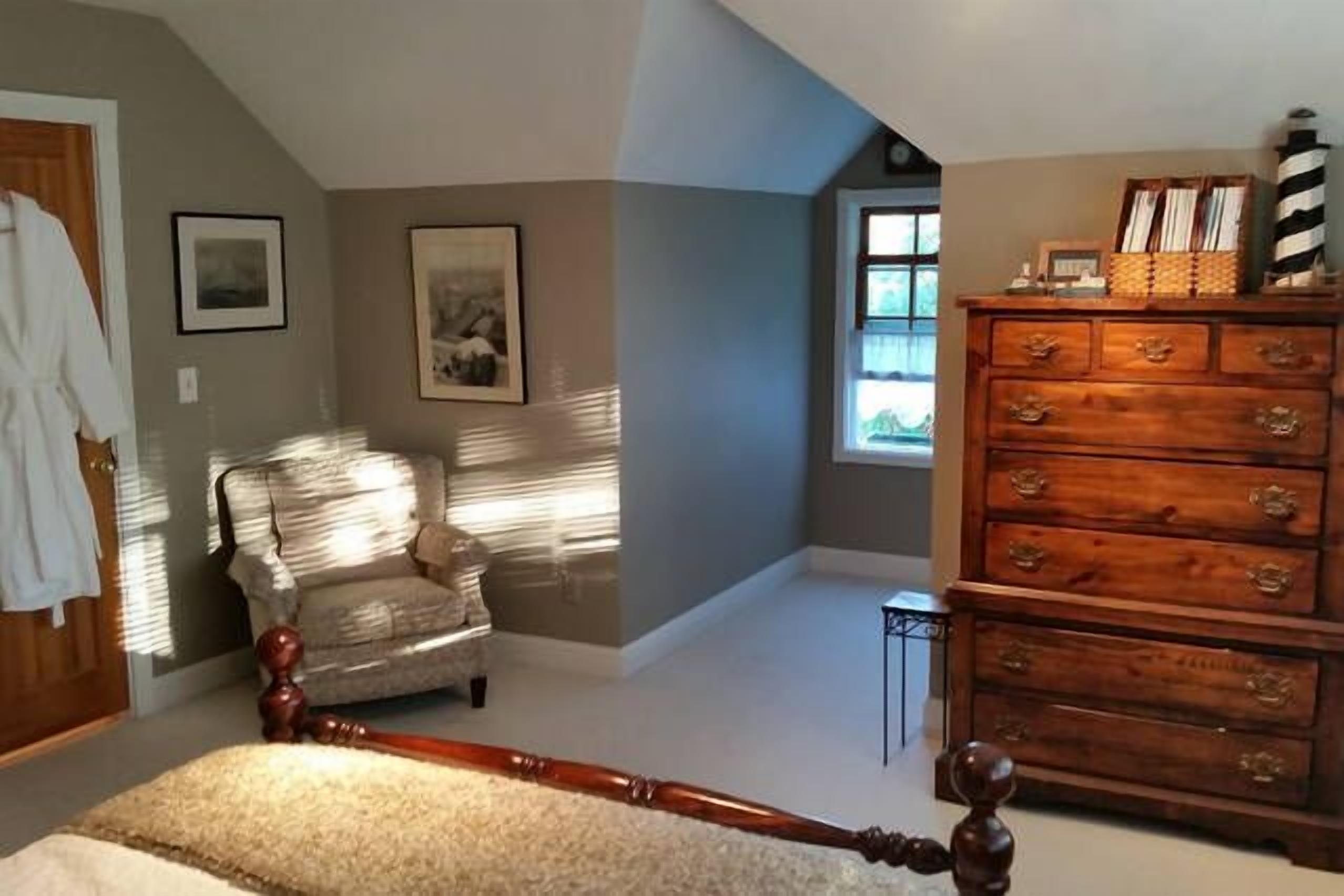 Charming Top Floor Mother-in-law Studio Of Cape Cod Home.