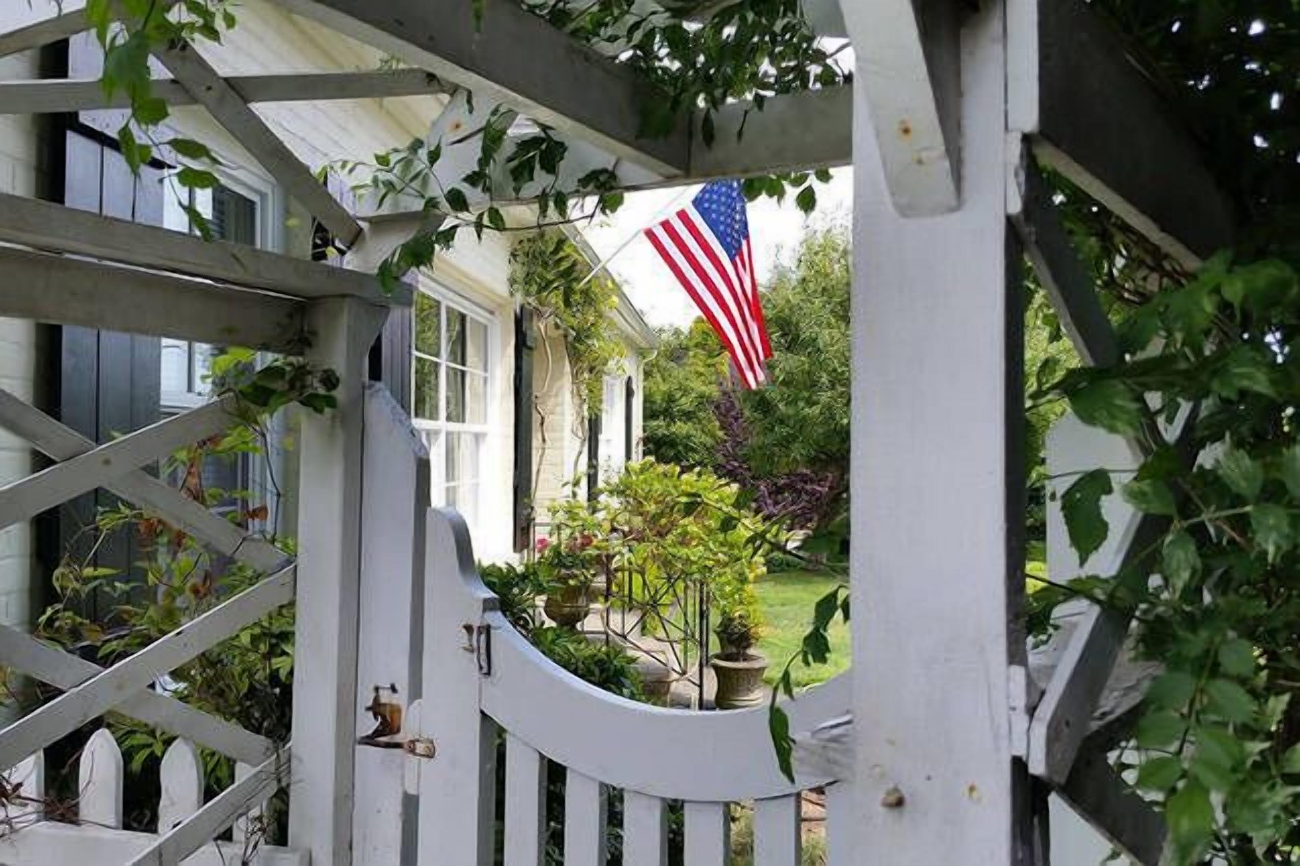 Charming Top Floor Mother-in-law Studio Of Cape Cod Home.