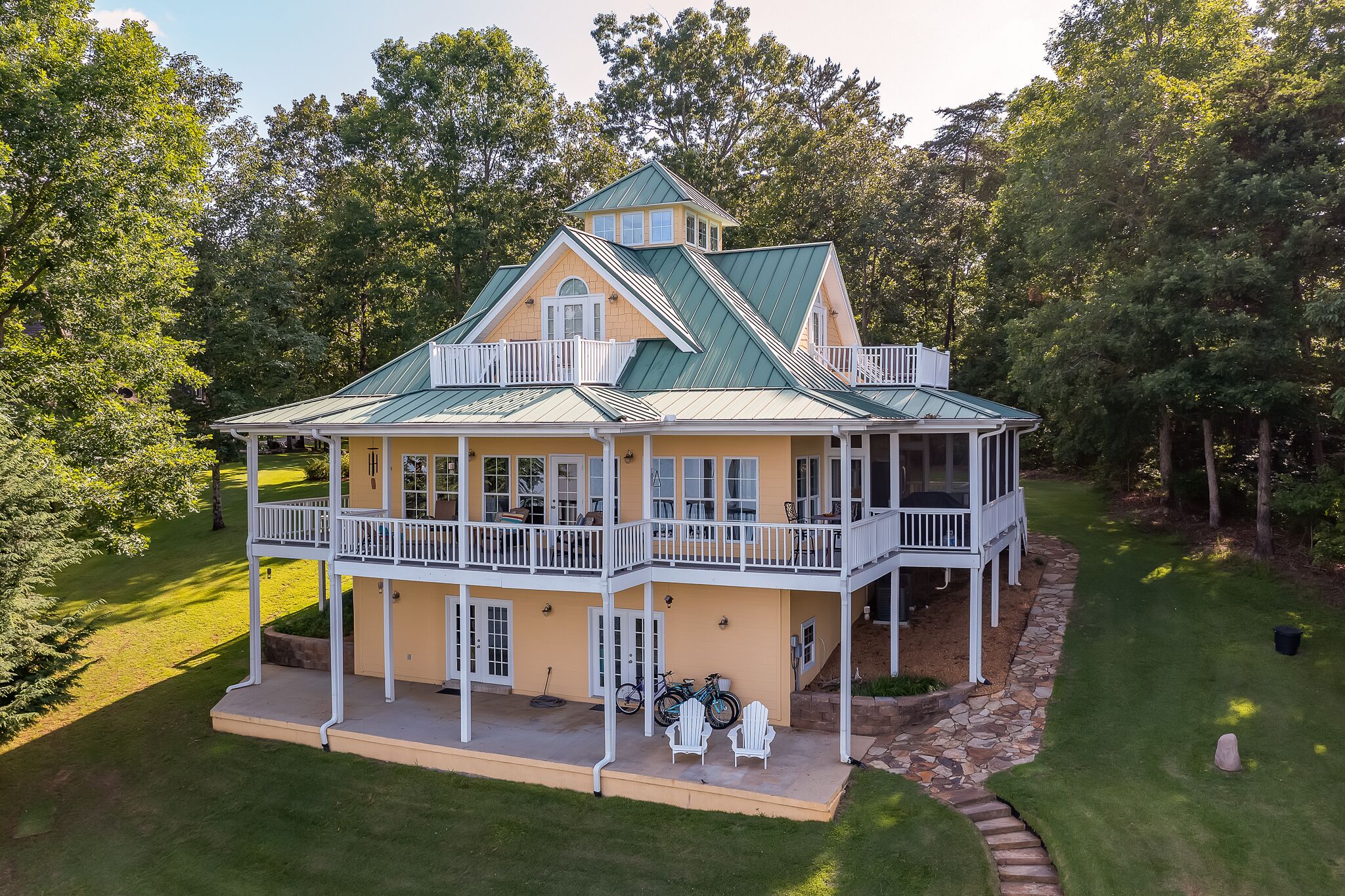 "LOOKOUT AT STONEY POINT" - Perfect for families! Wraparound porches to view the lake!