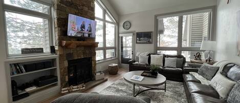 Living area | Smart TV, fireplace, DVD player, books