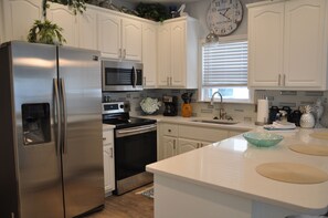 Fridge, microwave, oven, stovetop - Perfect an affordable for your vacation, August Specials (Miramar Beach)