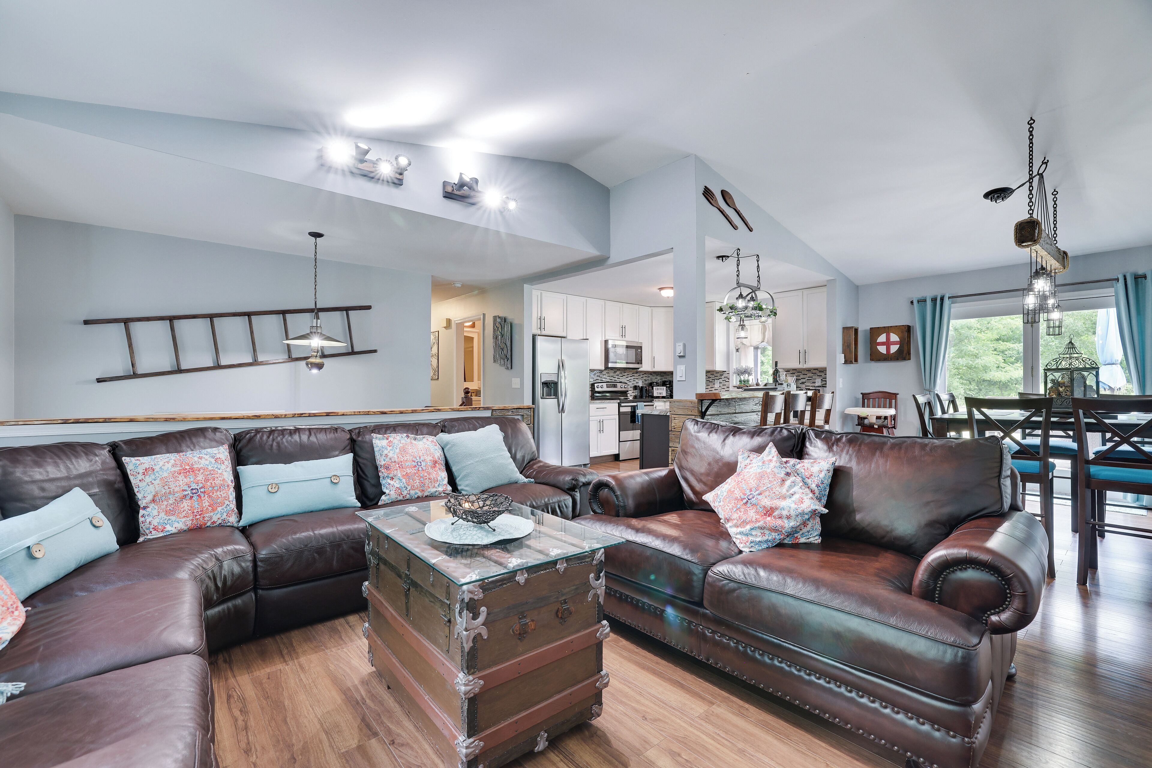 Cherry Lane Sanctuary, Rustic Retreat on 6 Acres with Sauna/ Hot Tub/ Pool/ Golf