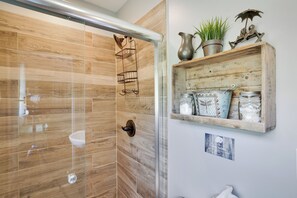 Bathtub, hair dryer, towels, soap - Cherry Lane Sanctuary, Rustic Retreat on 6 Acres with Sauna/ Hot Tub/ Pool/ Golf (Henryville)