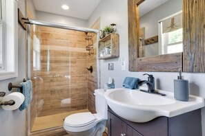 Badewanne, Haartrockner, Handtücher, Seife
