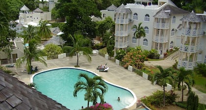 Secluded Studio@Sky Castles, Ocho Rios - cozy, modern, secluded w/ ocean views