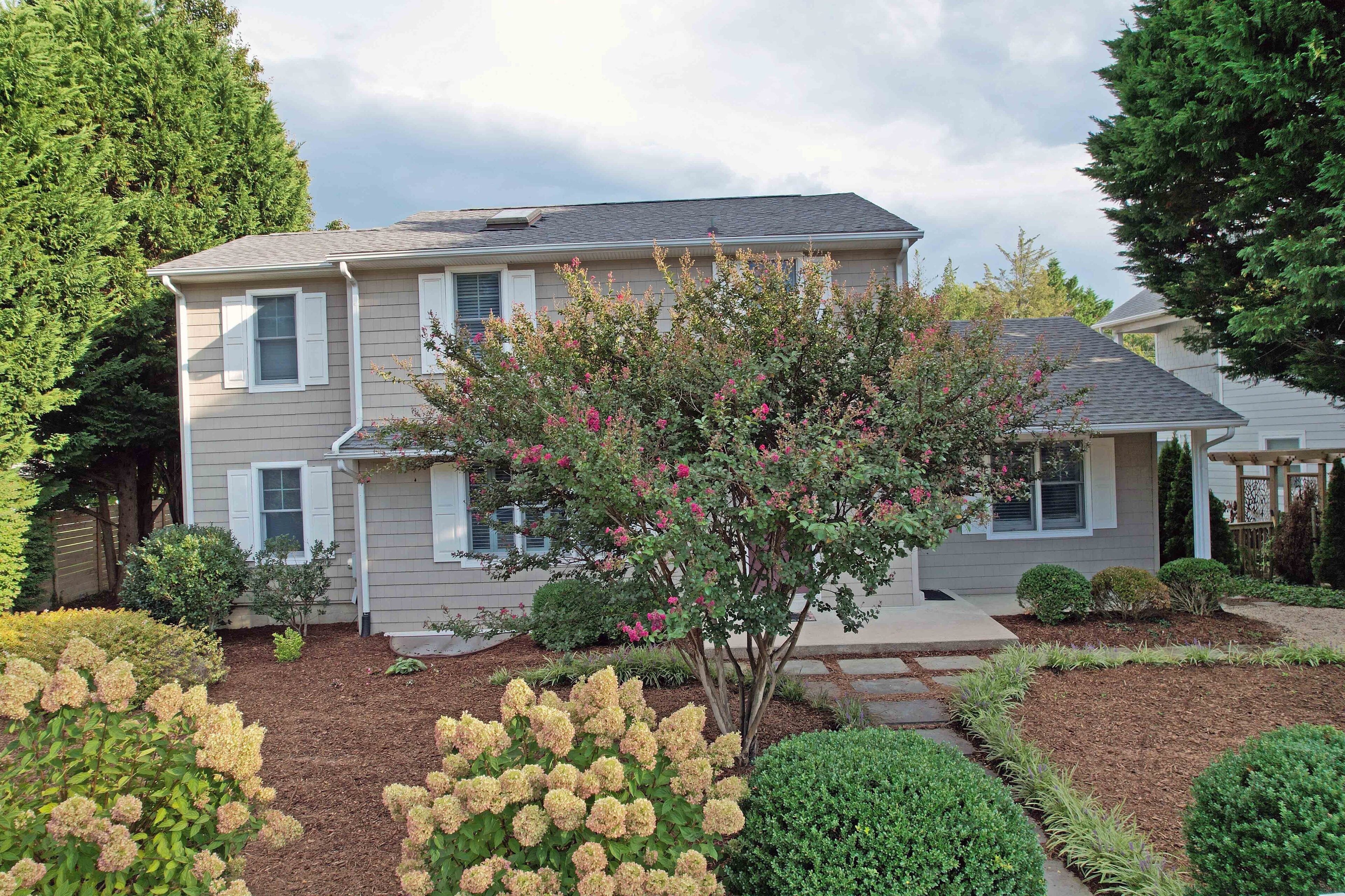 Lovely Contemporary Apt 2 levels, Walk Everywhere