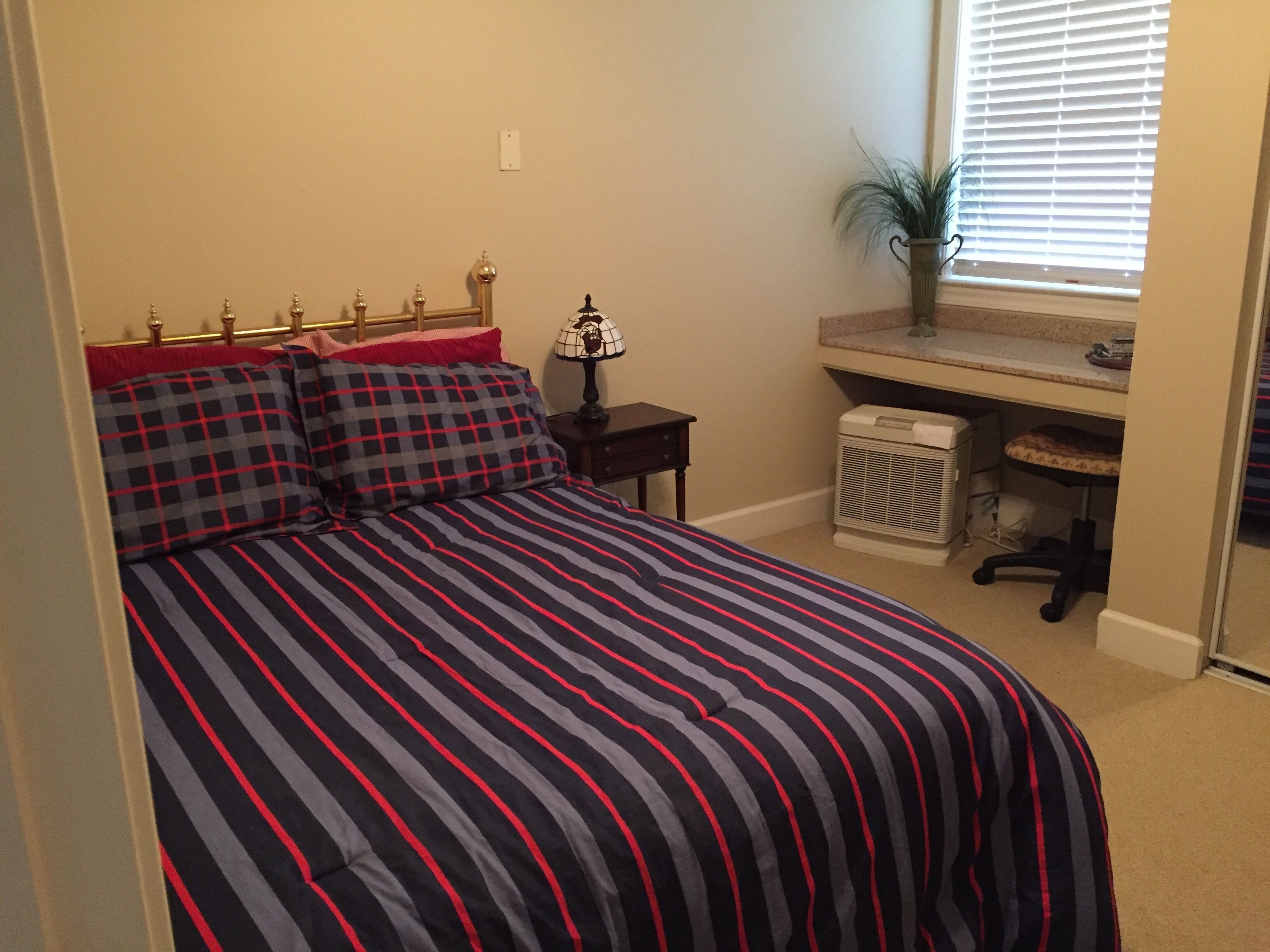 Location perfect for football, baseball and basketball. Short stroll to each!!!!