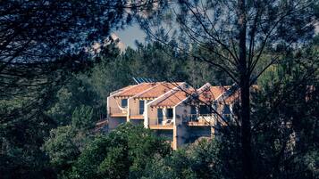 بديكورات فريدة لكل غرفة وطراز فريد لكل وحدة وملاءات أسرّة