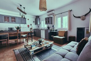 Maison Familiale, vue piscine | Coin séjour