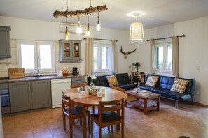 Maison familiale, vue sur la piscine | Aire de séjour