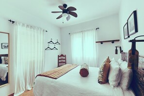 Casa familiar, vistes a la piscina | Decoració individual, mobiliari individual i habitacions insonoritzades 