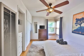 1 bedroom, desk, iron/ironing board, travel cot - Private 1 bdrm apartment Balboa Park + Zoo steps away, EASY PKNG + HotTub + W/D (San Diego)