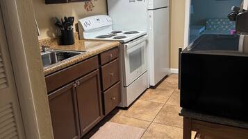 Coffee/tea maker, fridge, microwave, oven