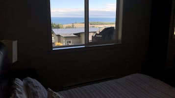 2 bedrooms, in-room safe, iron/ironing board, free WiFi