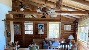 Una cocina rústica con armarios de madera, una estufa y una isla grande.
