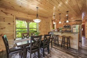 Dining - New 4BR w/Hot Tub, WiFi, Pool Table, Arcade, Smart TVs, Free Dollywood Tickets (Sevierville)