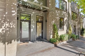 Exterior detail - Amazing views&location! TH in downtown, w/parking, great for 2 families (Hood River)