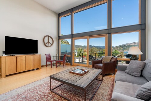 Amazing views&location! TH in downtown, w/parking, great for 2 families