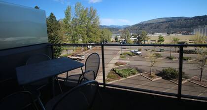Amazing views&location! TH in downtown, sleeps 8 w/parking, great for 2 families