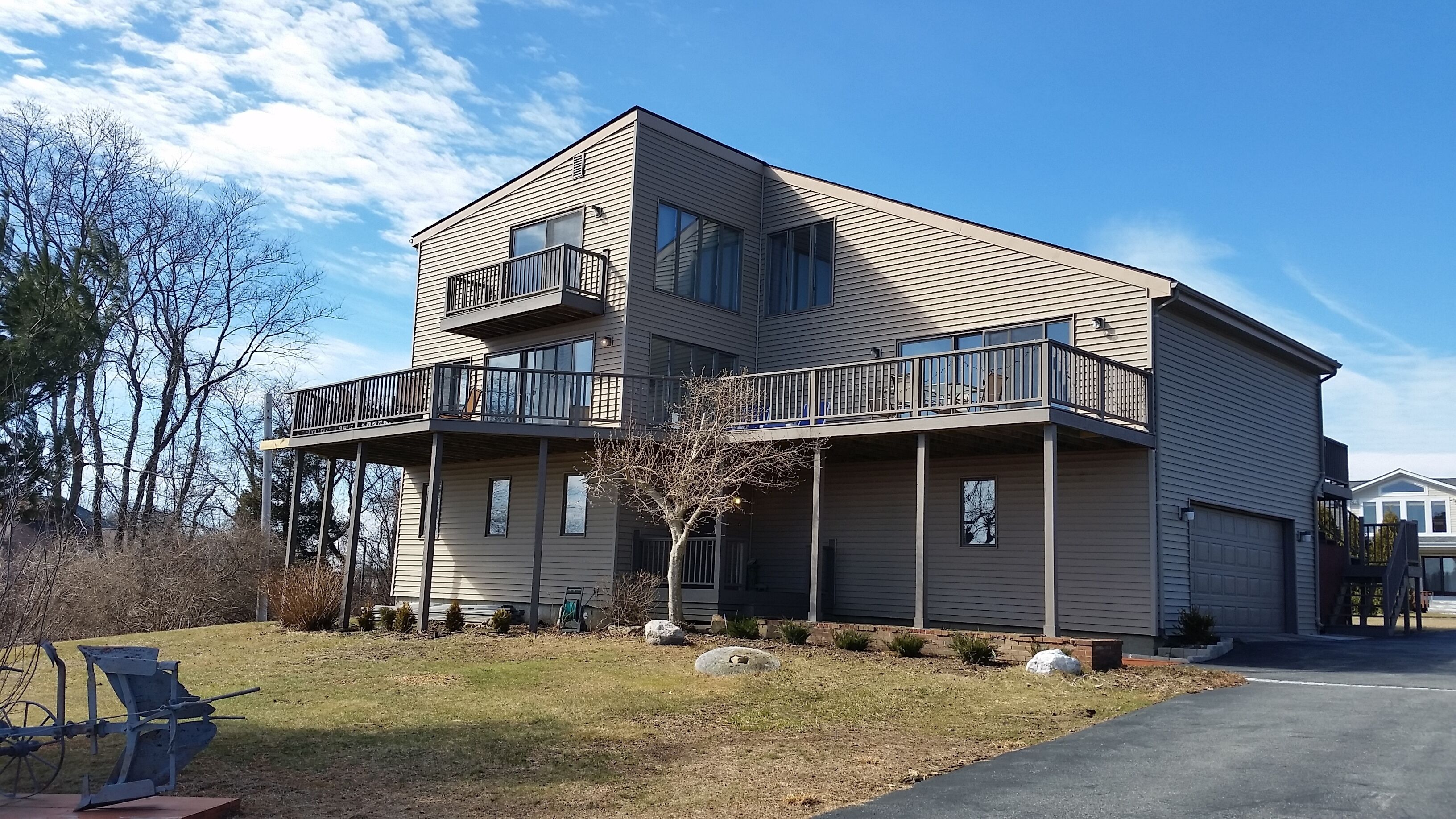 Stunning 6 bedroom contemporary with a georgous view of Block Island Sound