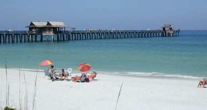 Fam friendly beach house w/ poolside tiki bar, huge TV. Stroll to dining & bars!
