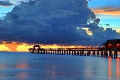 Fam friendly beach house w/ poolside tiki bar, huge TV. Stroll to dining & bars!