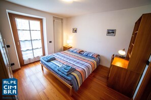 3 habitaciones, tabla de planchar con plancha, wifi y ropa de cama 