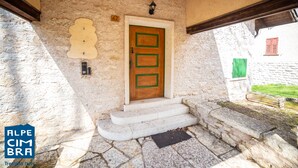 A stone building with a wooden door and steps leading to the entrance. - Villa Gentilini, nature & comfort (Serrada)