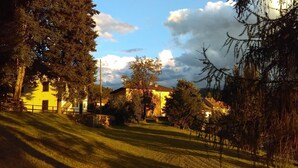 A residential area with houses, trees, and a clear sky. - Villa Gentilini, nature & comfort (Serrada)