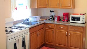 ماكينة لصنع القهوة/الشاي، ثلاجة، ميكروويف، فرن