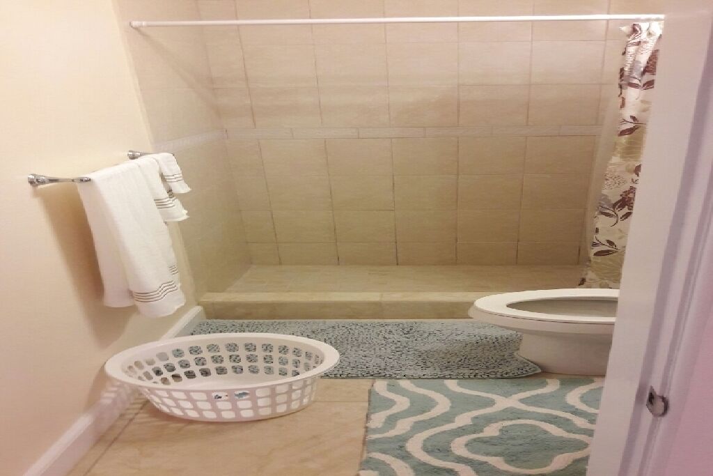 Chuveiro, secador de cabelo, toalhas de banho, sabonete