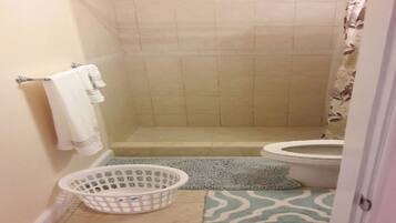 Chuveiro, secador de cabelo, toalhas de banho, sabonete