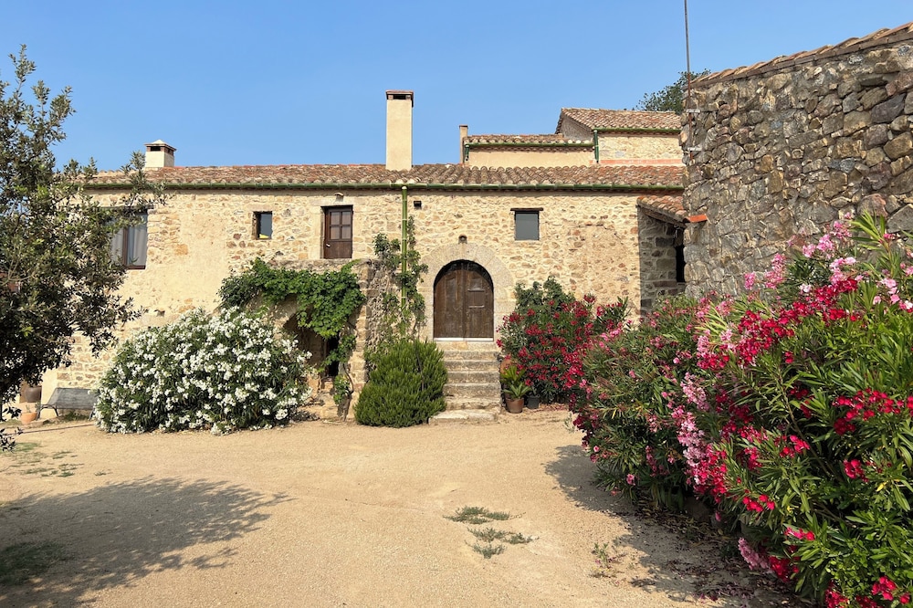 16th century renovated Mas located in mountains with sea views