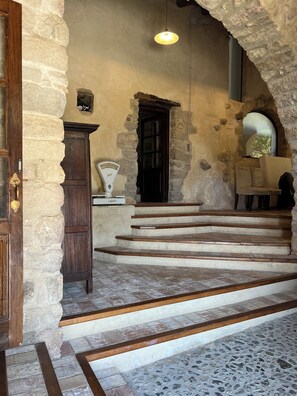 المنشأة من الداخل