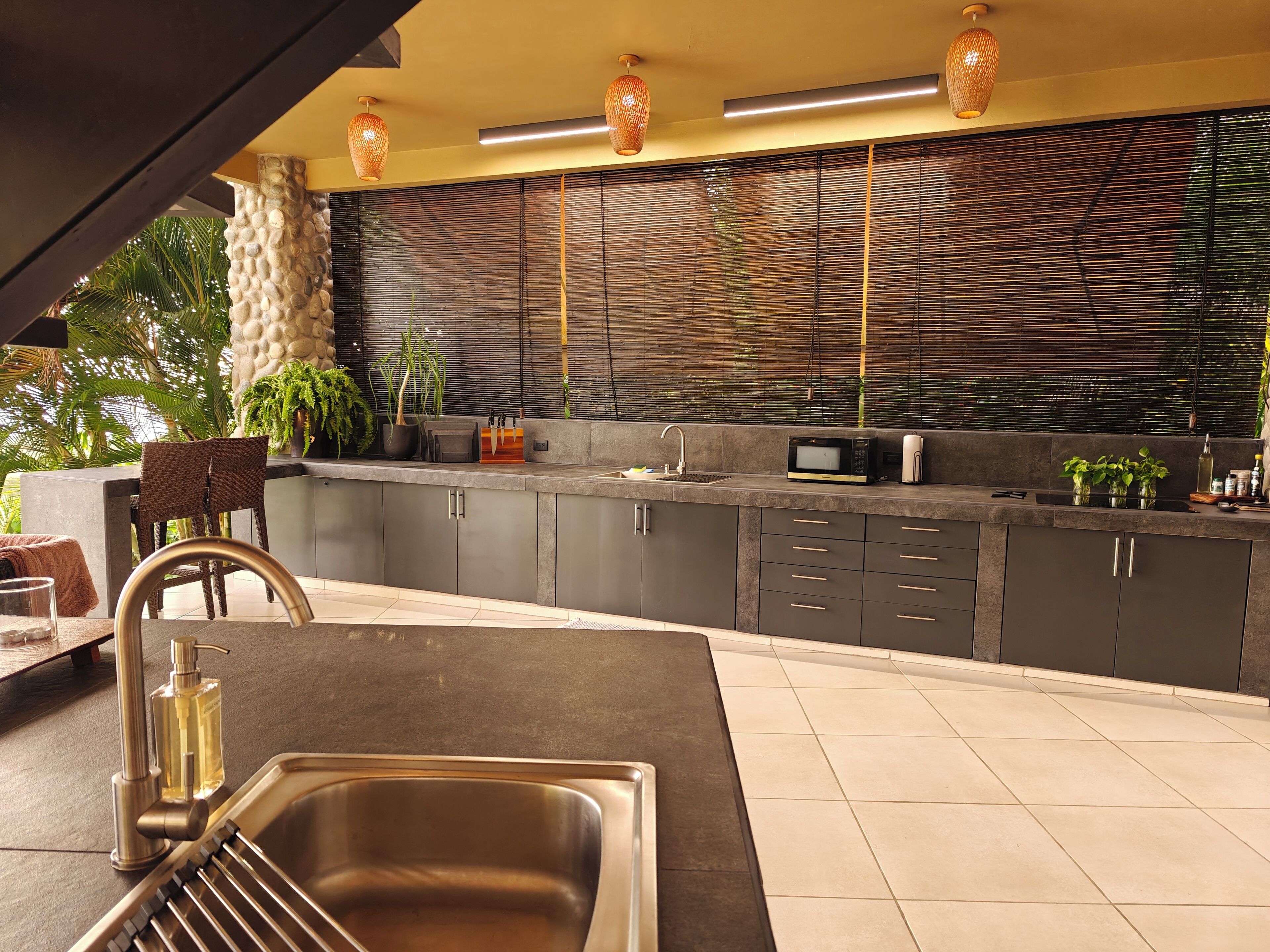 Kjøleskap, mikrobølgeovn, kokeplater og kaffetrakter/tekoker