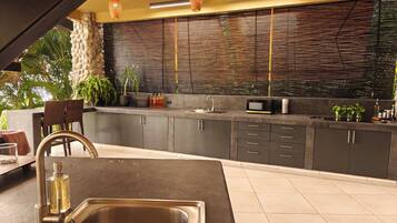 Geladeira, micro-ondas, cooktop, cafeteira/chaleira