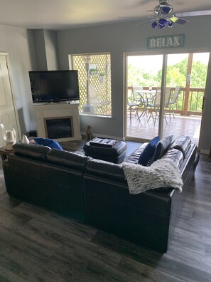 Smart TV, fireplace, stereo