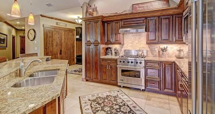 Slopeside Penthouse, onsite firepit, hot tubs, gondola to town, ski locker