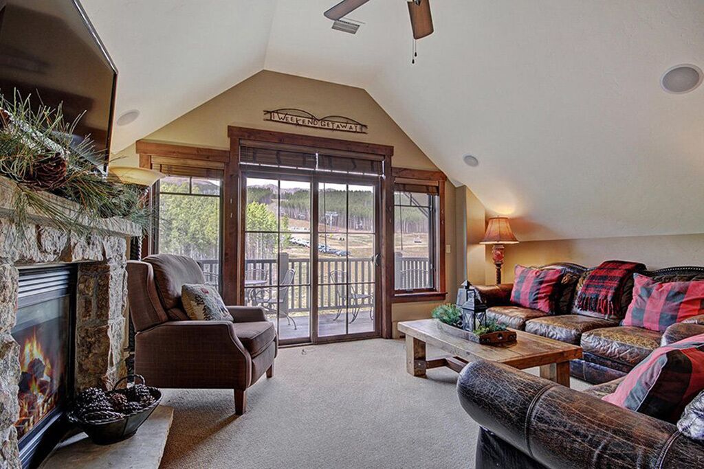Slopeside Penthouse, onsite firepit, hot tubs, gondola to town, ski locker