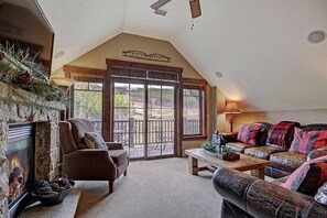 Smart TV, fireplace, DVD player, books - Slopeside Penthouse, onsite firepit, hot tubs, gondola to town, ski locker (Breckenridge)