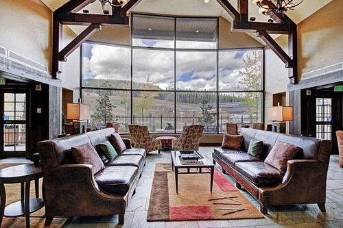 Slopeside Penthouse, onsite firepit, hot tubs, gondola to town, ski locker