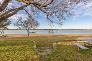 Property grounds - Lake Lewisville Lakefront Home Frisco, Texas - WaterfrontRentalsLakeLewisville (Frisco)