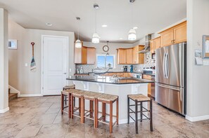 Full-sized fridge, microwave, oven, stovetop