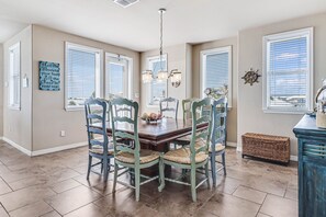 Dining - A Shore Thing - Overlooking Pool/ Ocean Views to South/ Bay View to North (Port Aransas)